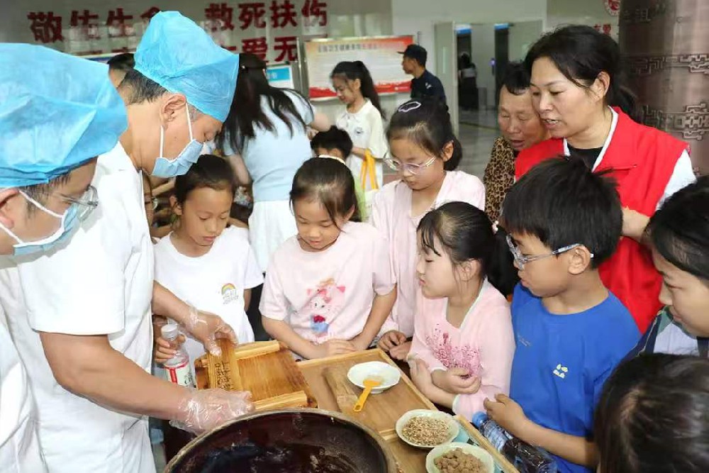沉浸式体验！济源萌娃化身“小小中医”，玩···